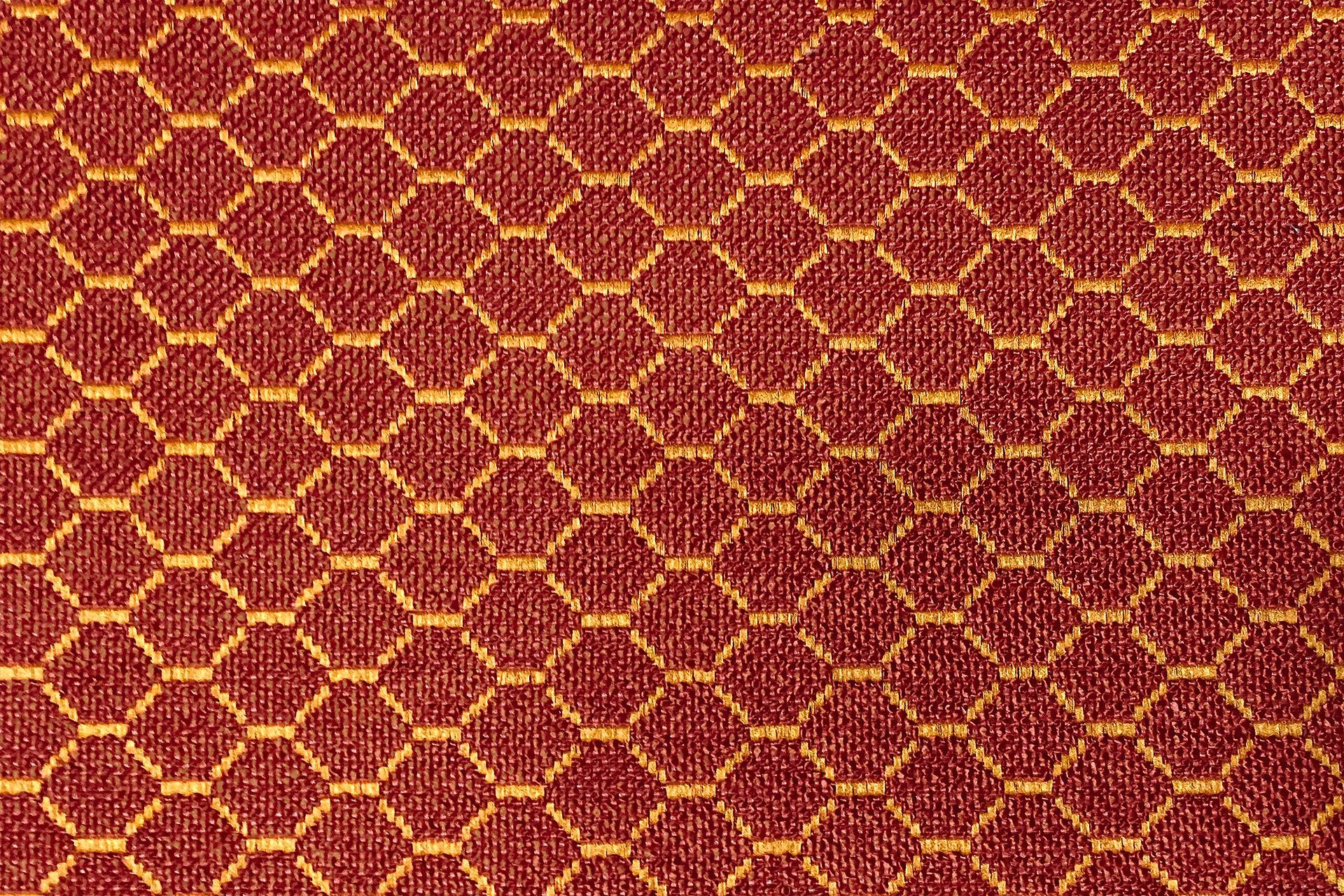 Tissu rouge foncé et jaune