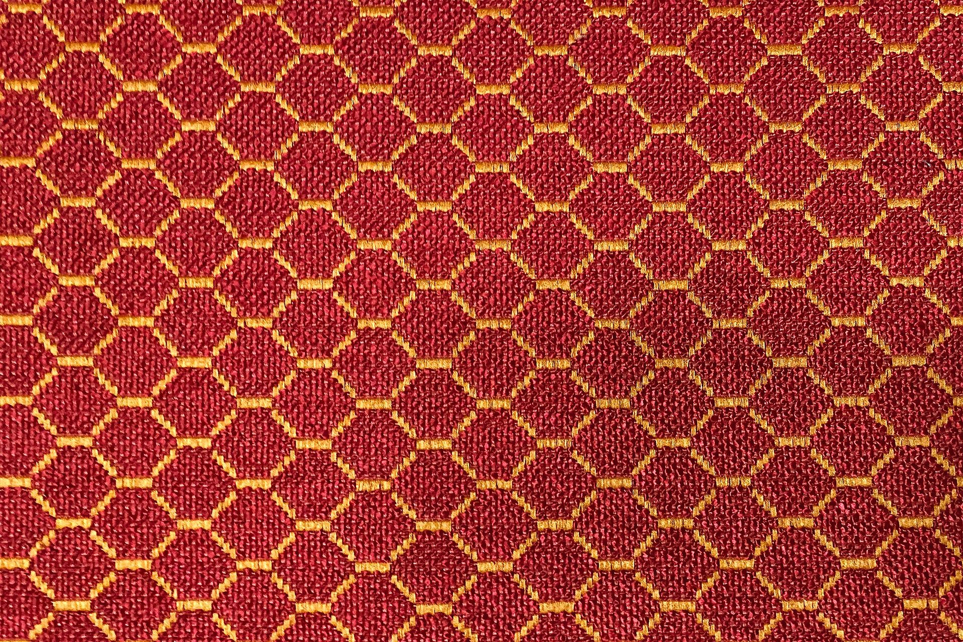 Tissu rose foncé et jaune