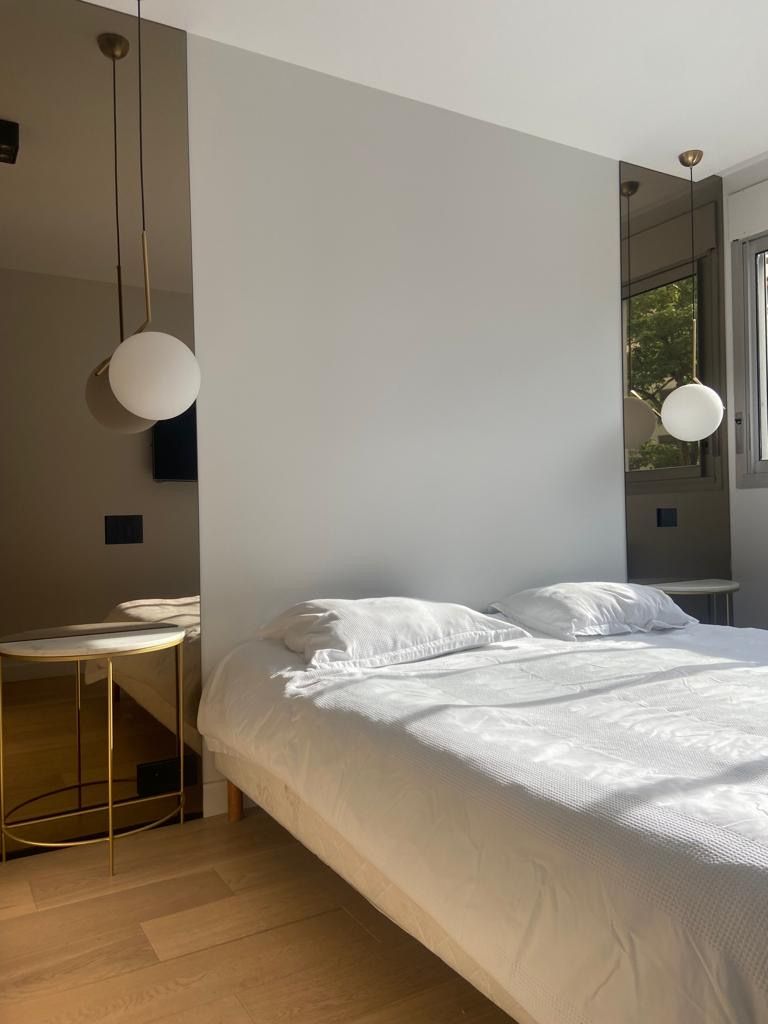 Lit adossé à un mur 