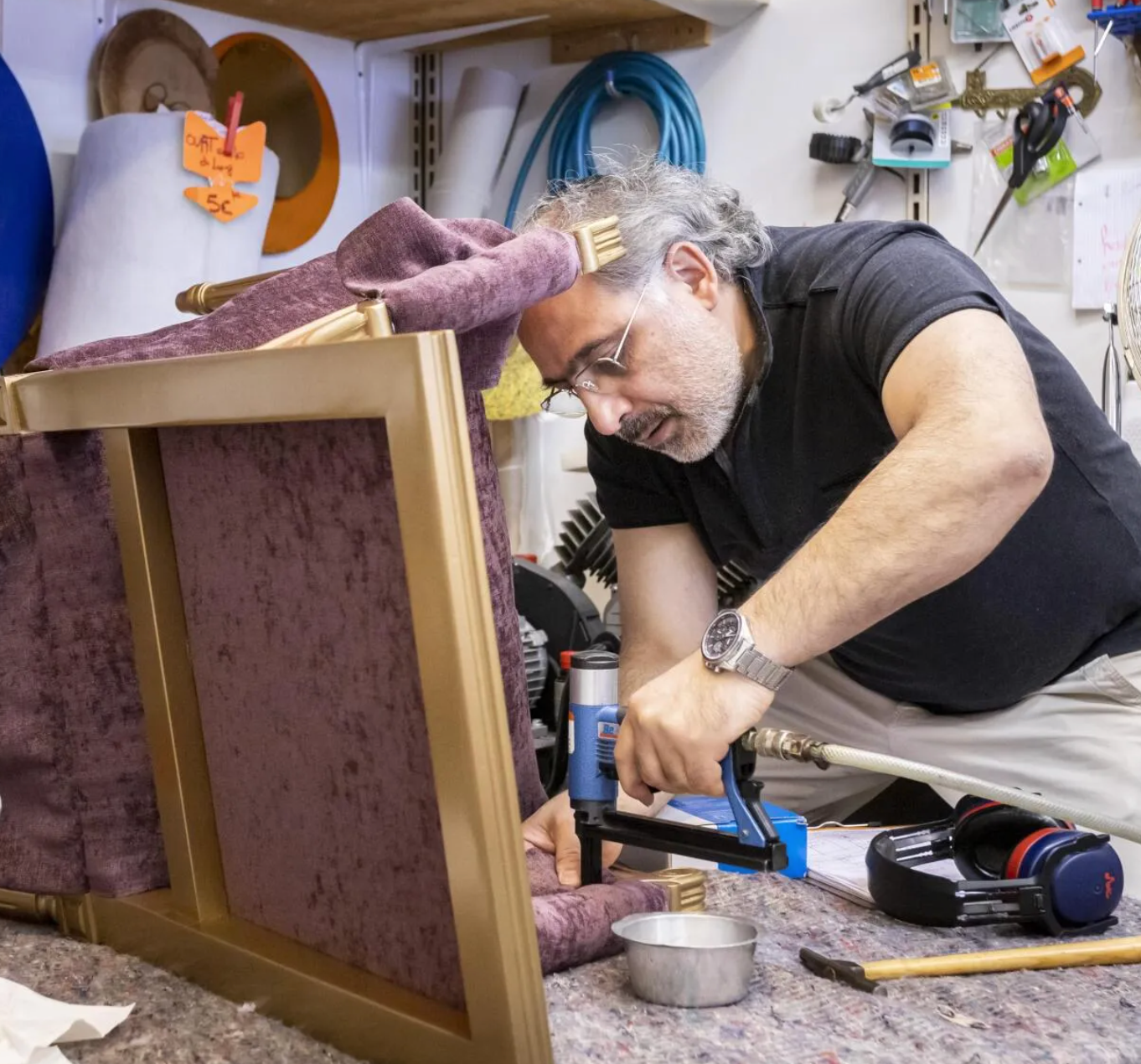 Rénovation fauteuil ancien à l'atelier Totem Mousse