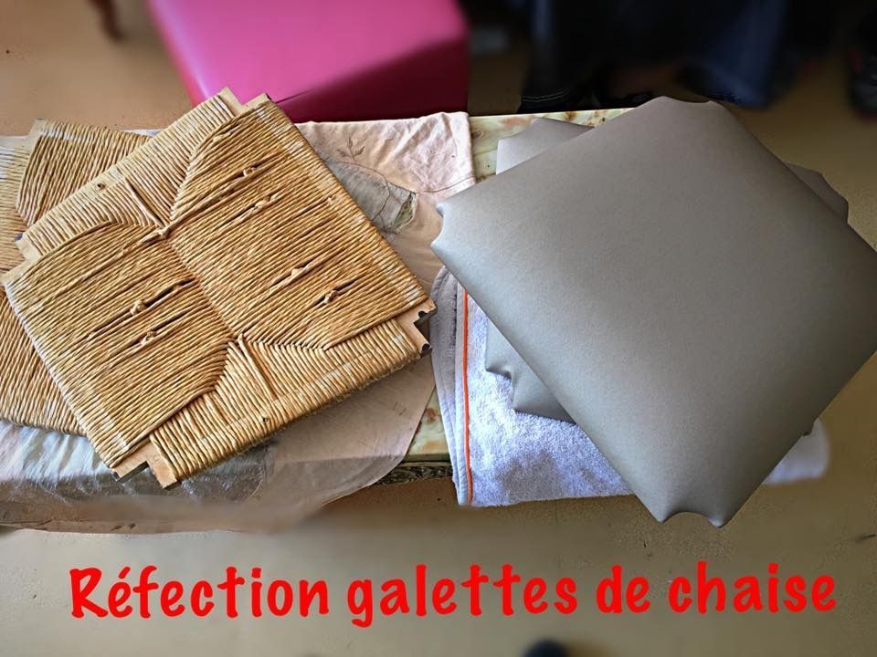 Assise en osier à gauche et assise en tissu à droite