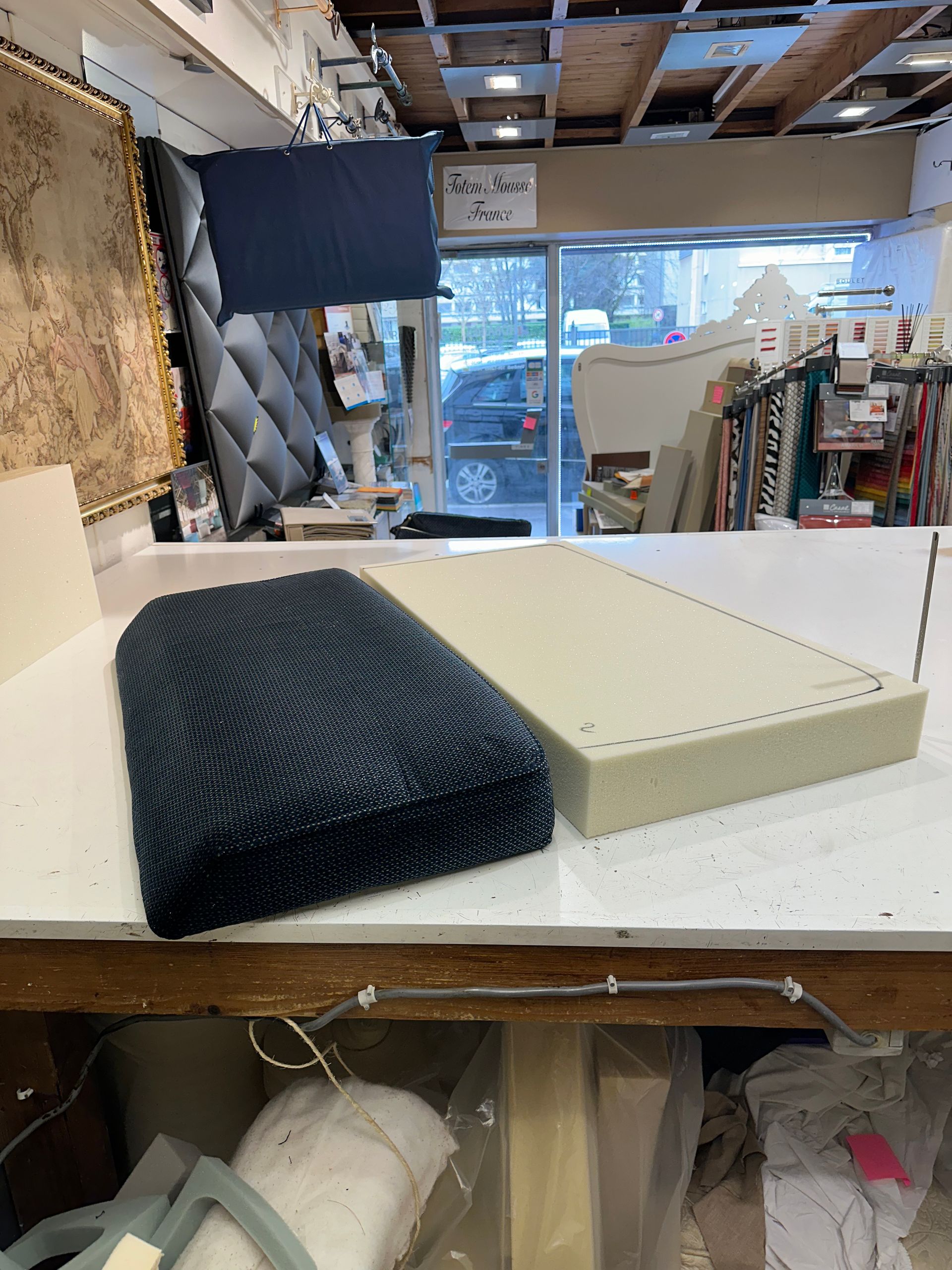 Deux plaques de mousse, une noire et une blanche