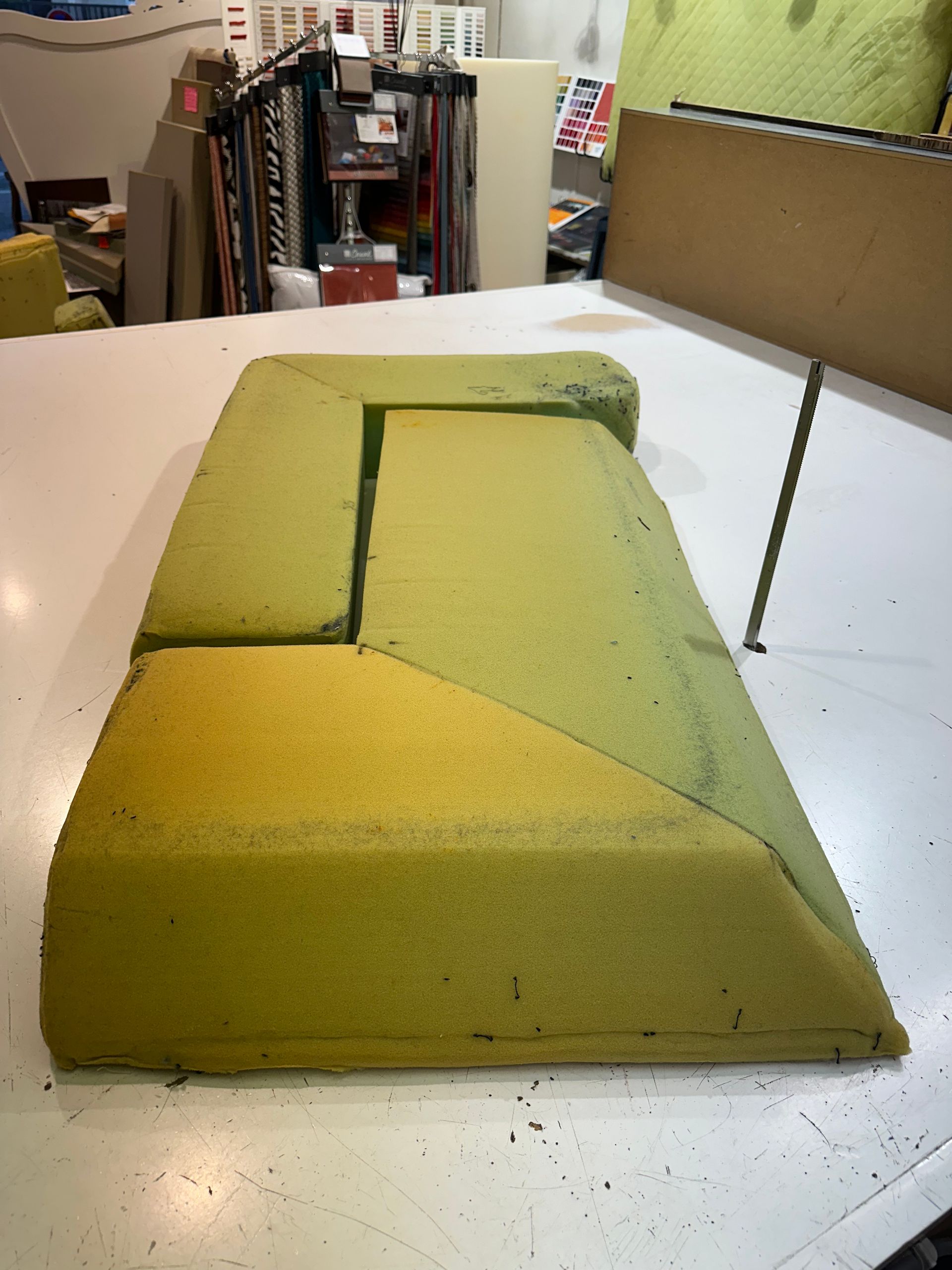 Deux plaques de mousse découpées et jaunes