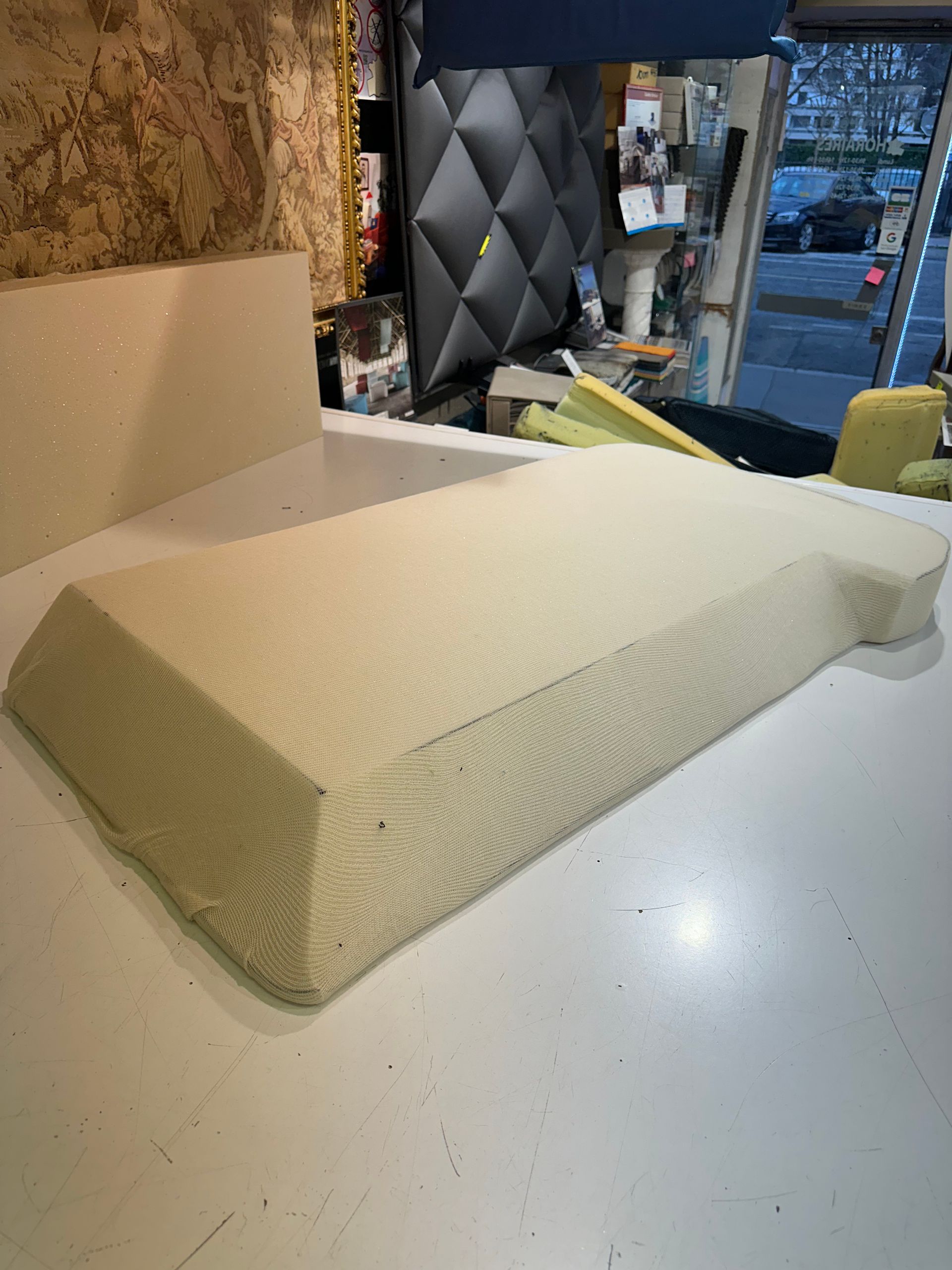 Plaque de mousse beige taillé en biais