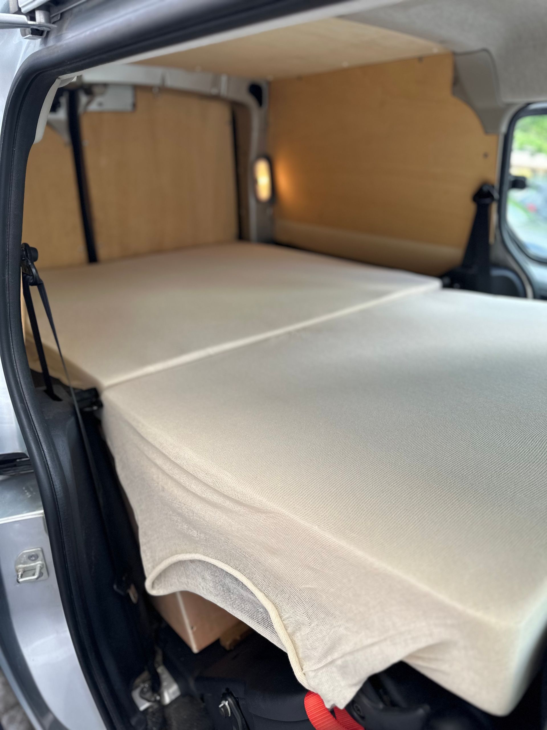 Matelas en mousse avec une chaussette de protection dans un camion de road trip