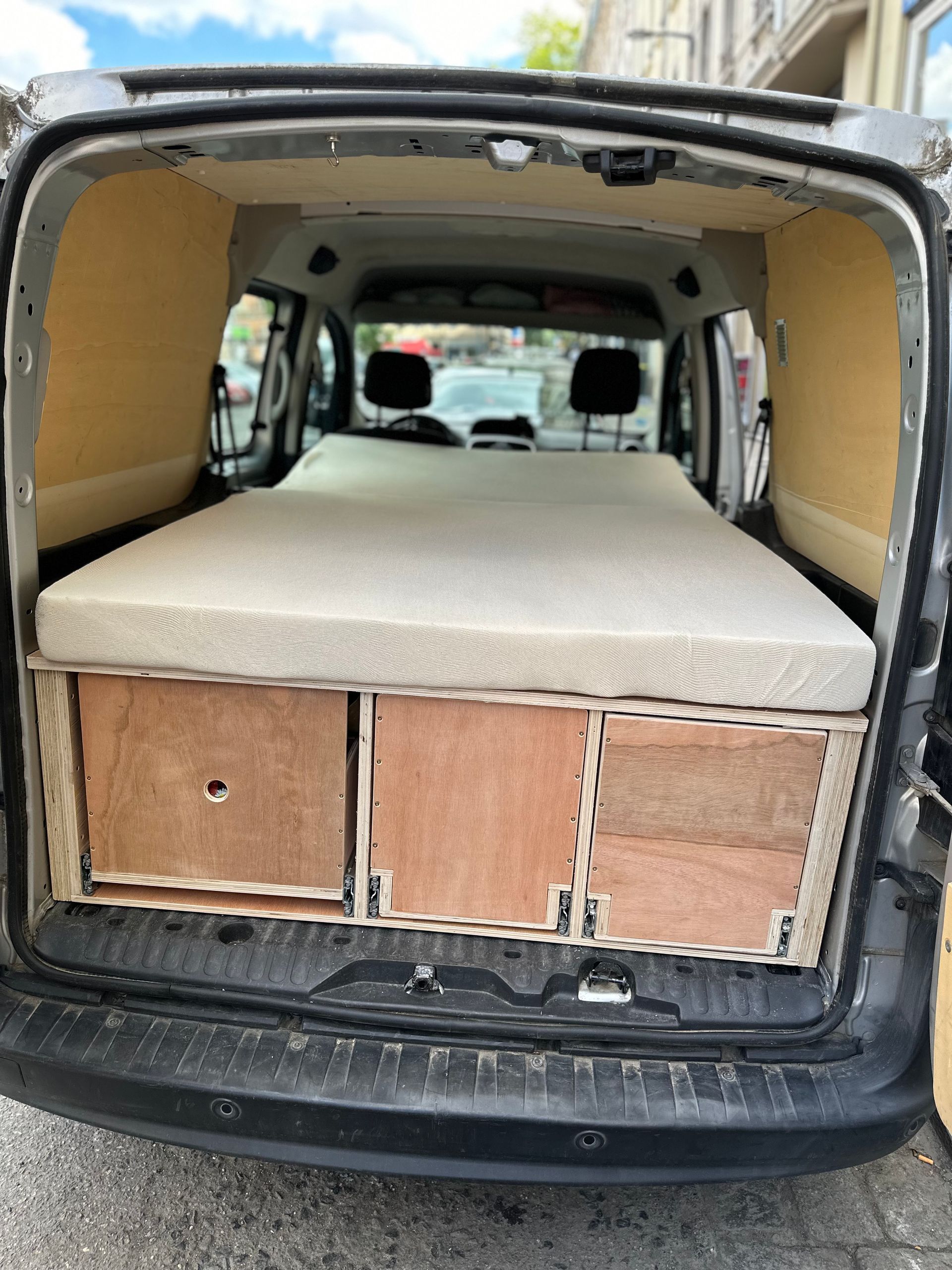 Installation de matelas et rangement dans un camion de road trip