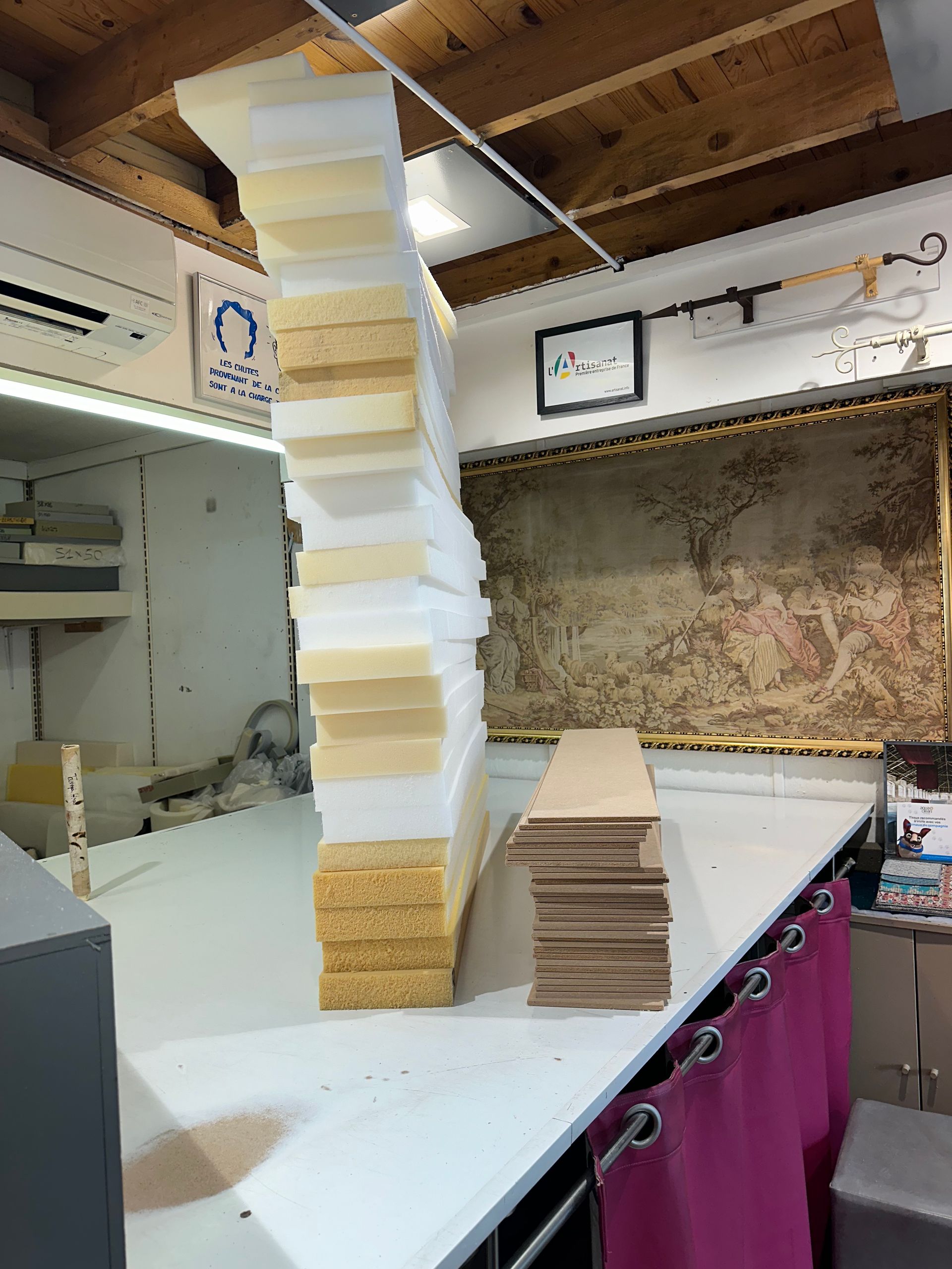 Plaque de mousse blanche et jaune en colonne