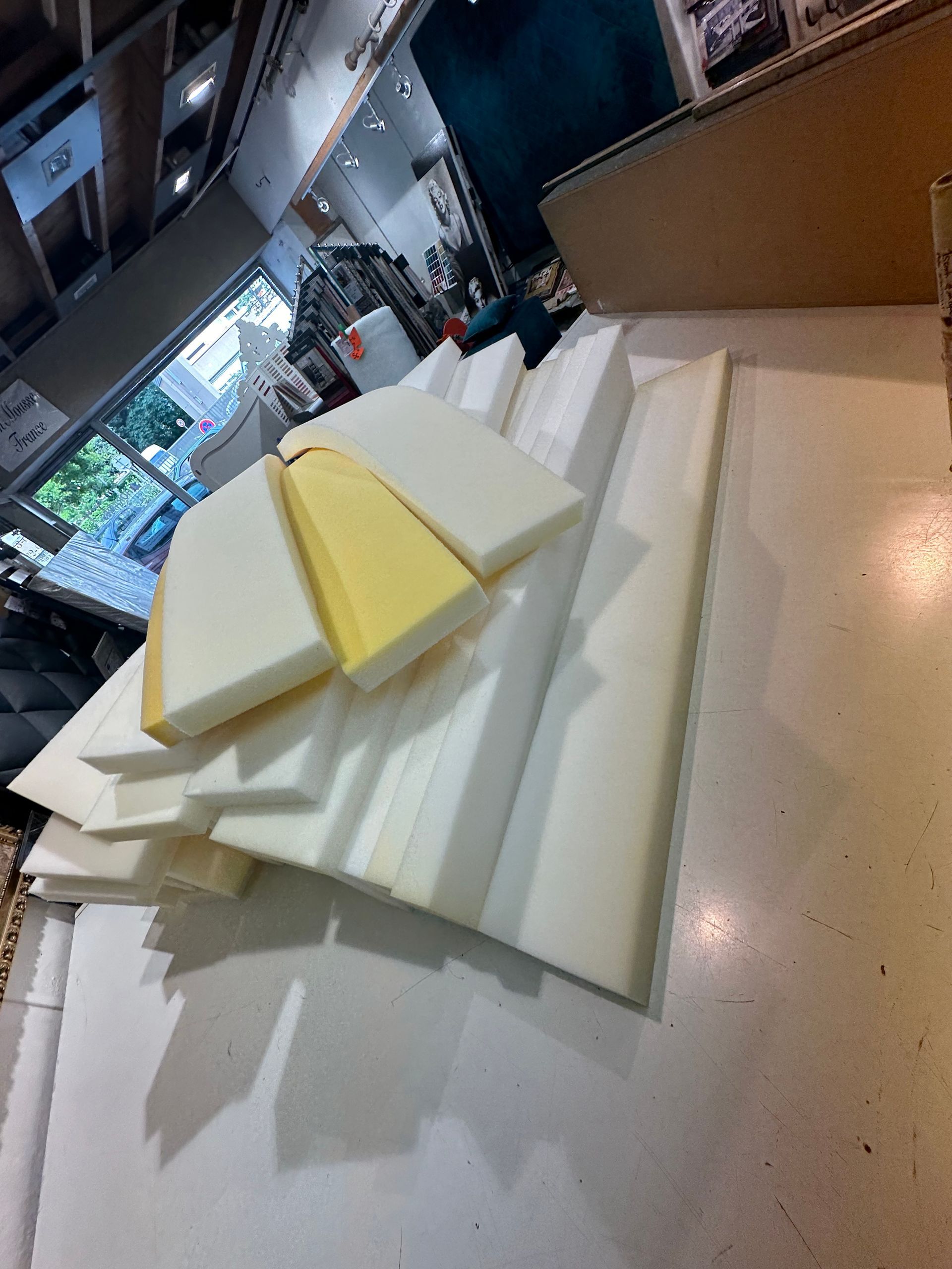 Plaque de mousse blanche et jaune