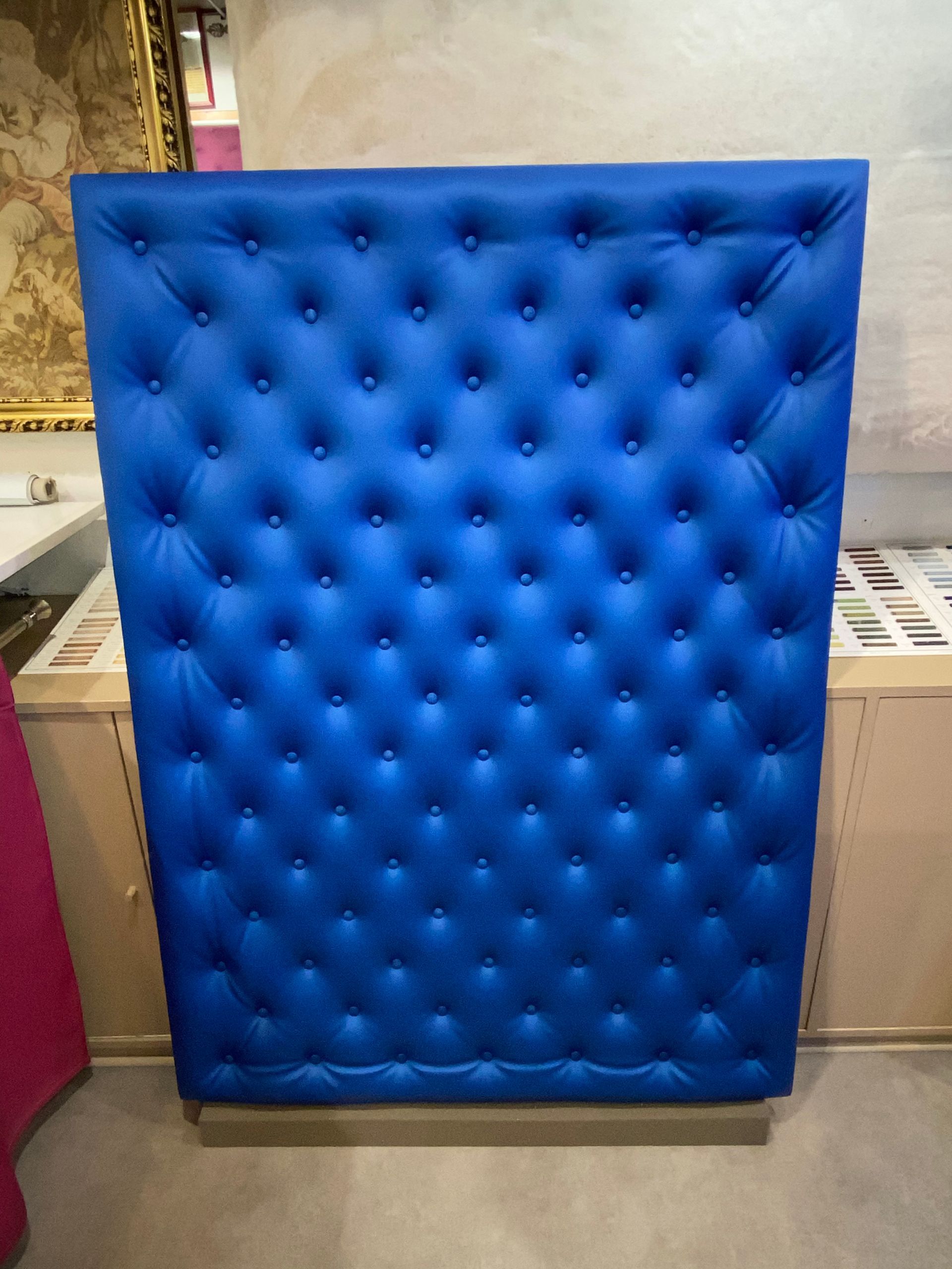 Intérieur d'une armoire avec des panneaux capitonnés bleu en skai avec linges blancs