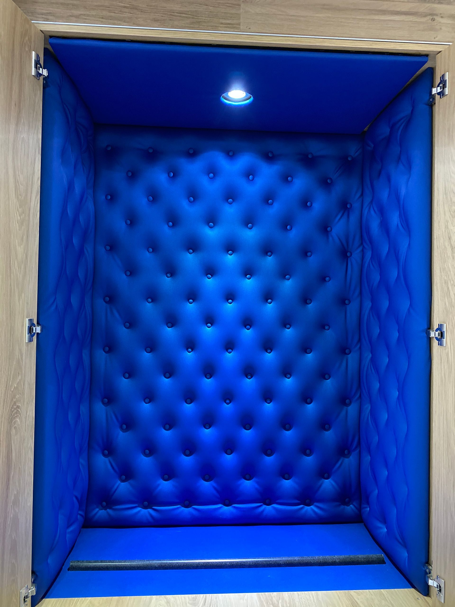 Porte d'une armoire avec panneaux capitonnés bleus en skai