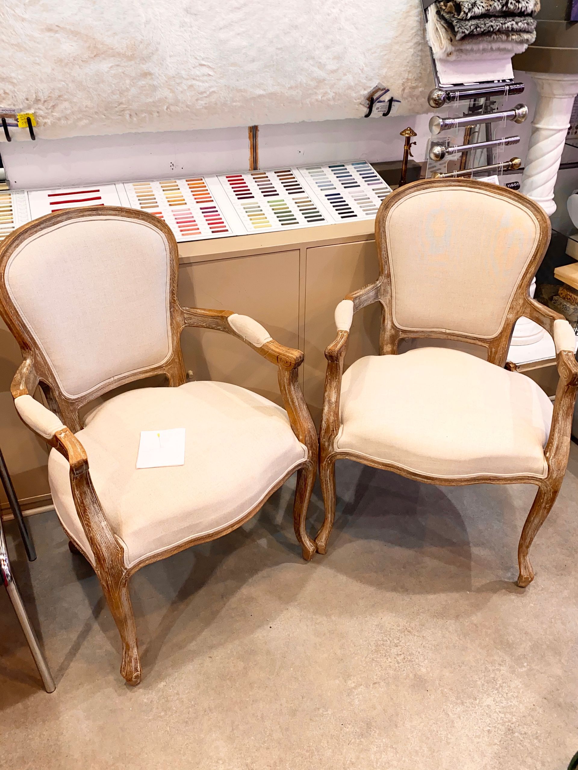 Deux fauteuils de style en tissu beige 