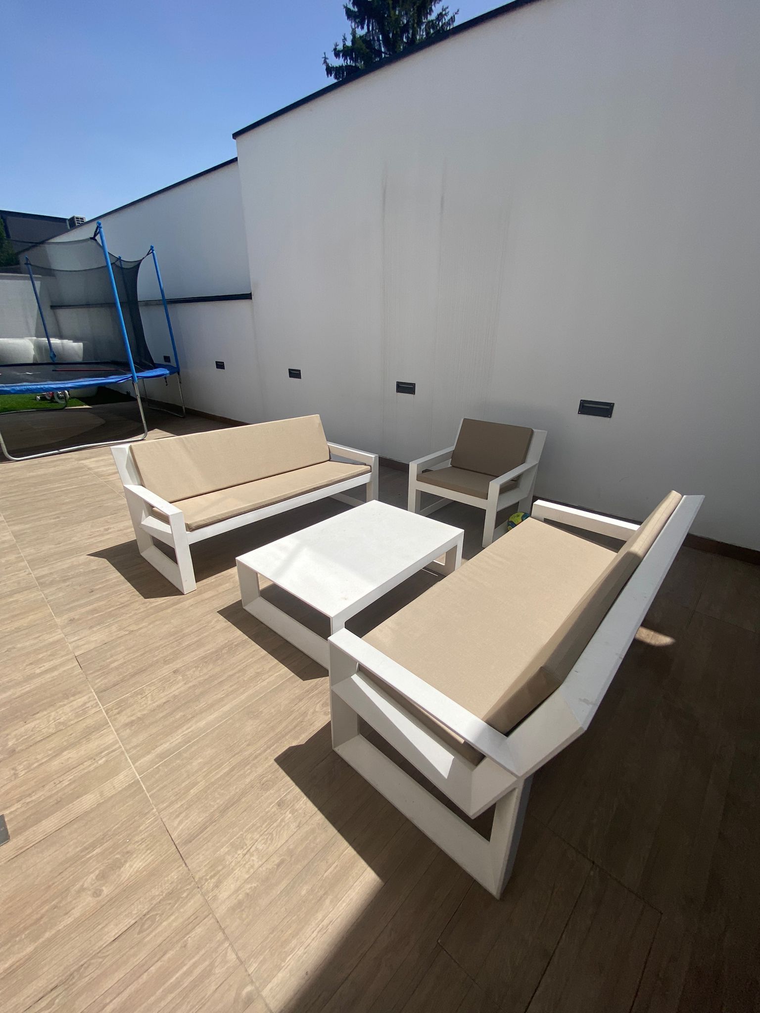 Salon de jardin sur mesure sur une terrasse de couleur blanc et marron 