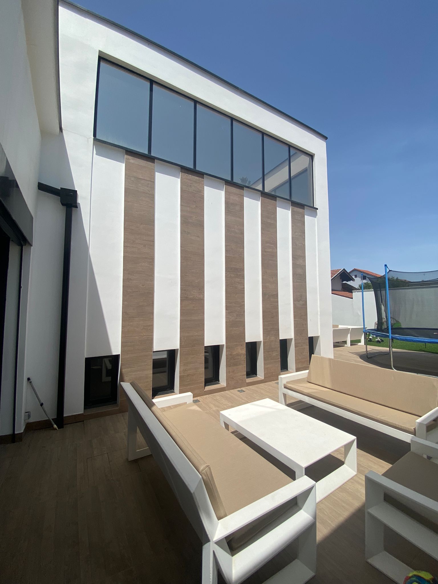 Salon de jardin blanc et marron sur mesure sur une terrasse 