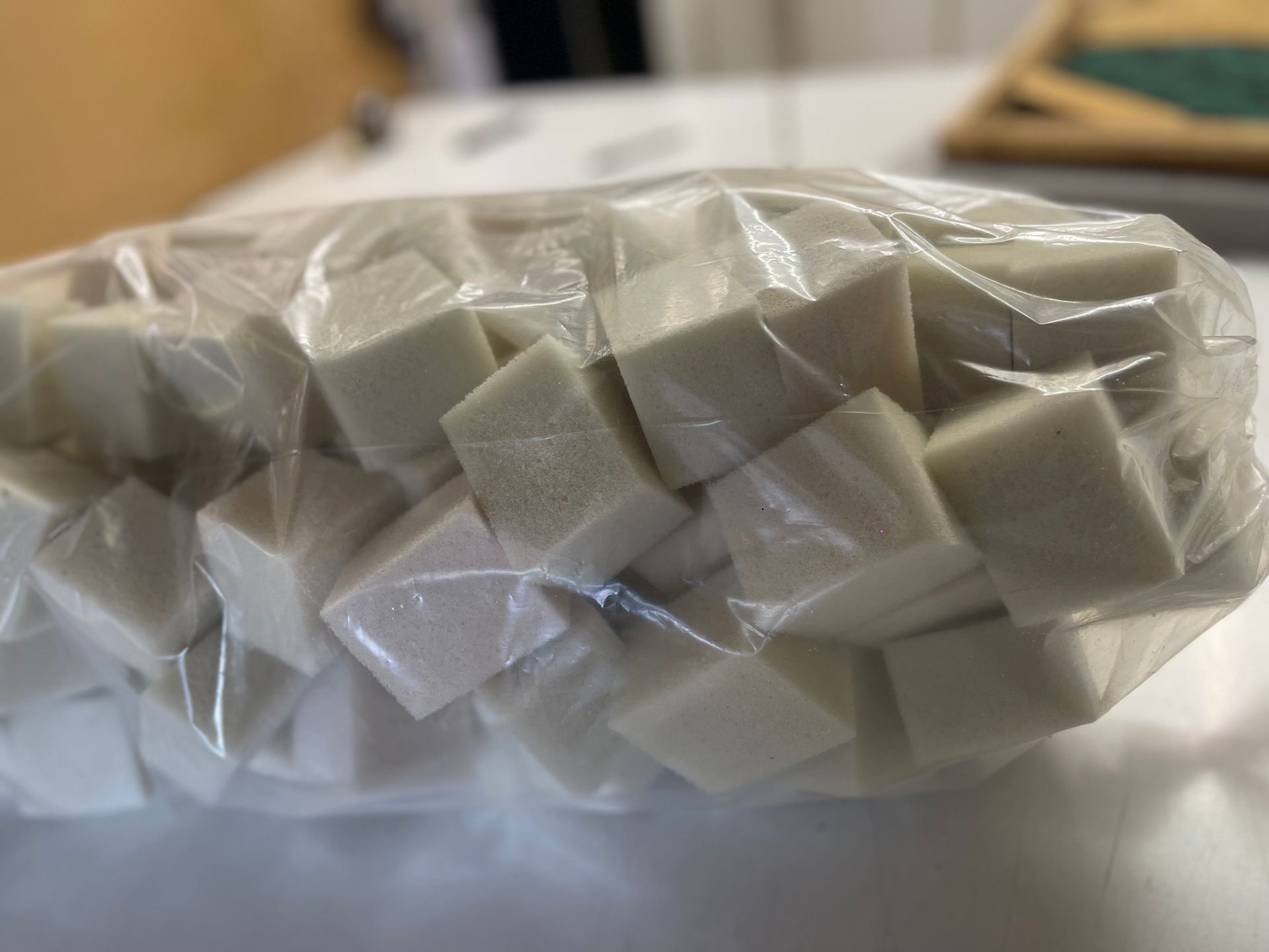 Petits blocs de mousse beige en sac fermé