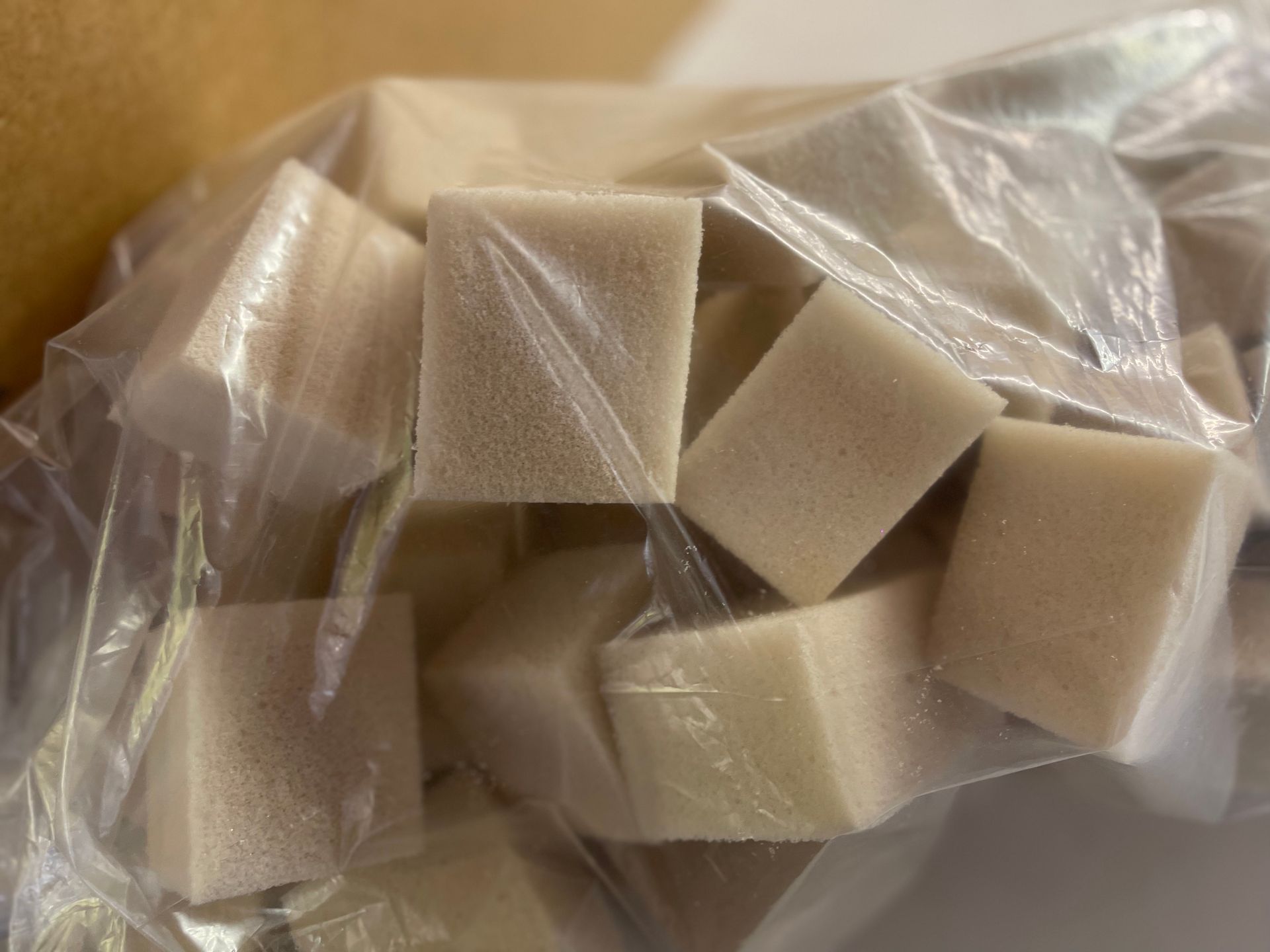 Petits blocs de mousse beige en sac