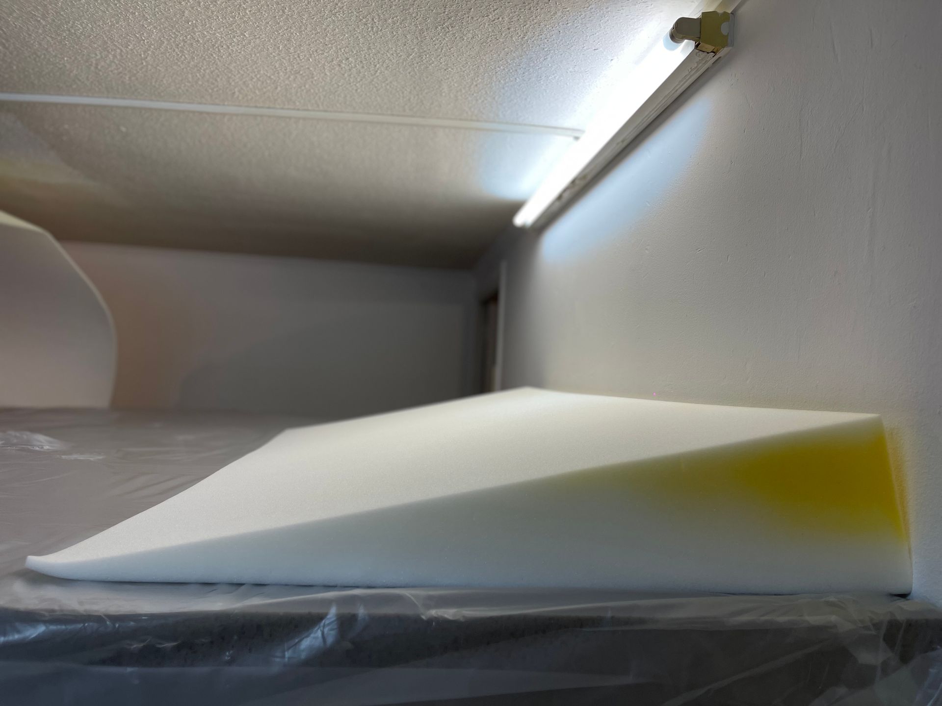 Plaque de mousse triangulaire jaune et blanche