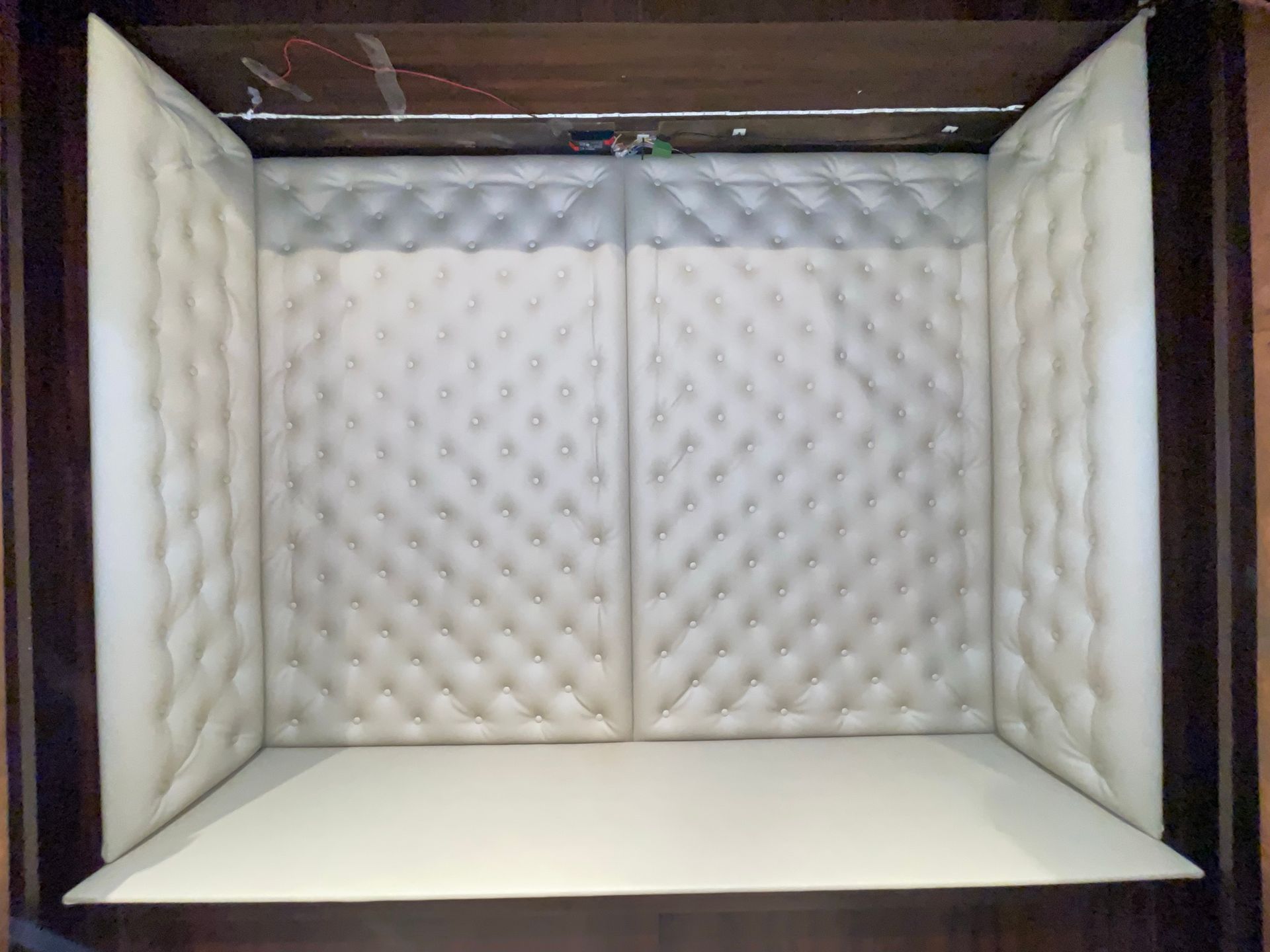 Murs capitonnés blancs