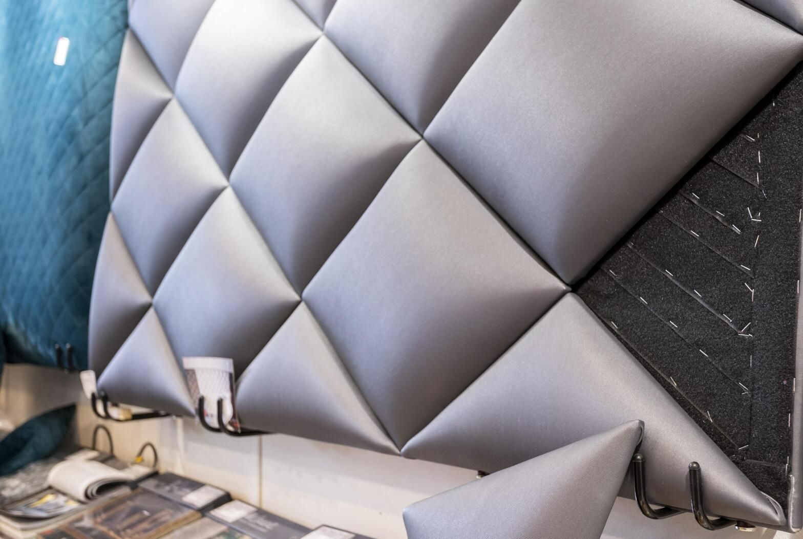 Tête de lit démontée, avec des formes de losange gris