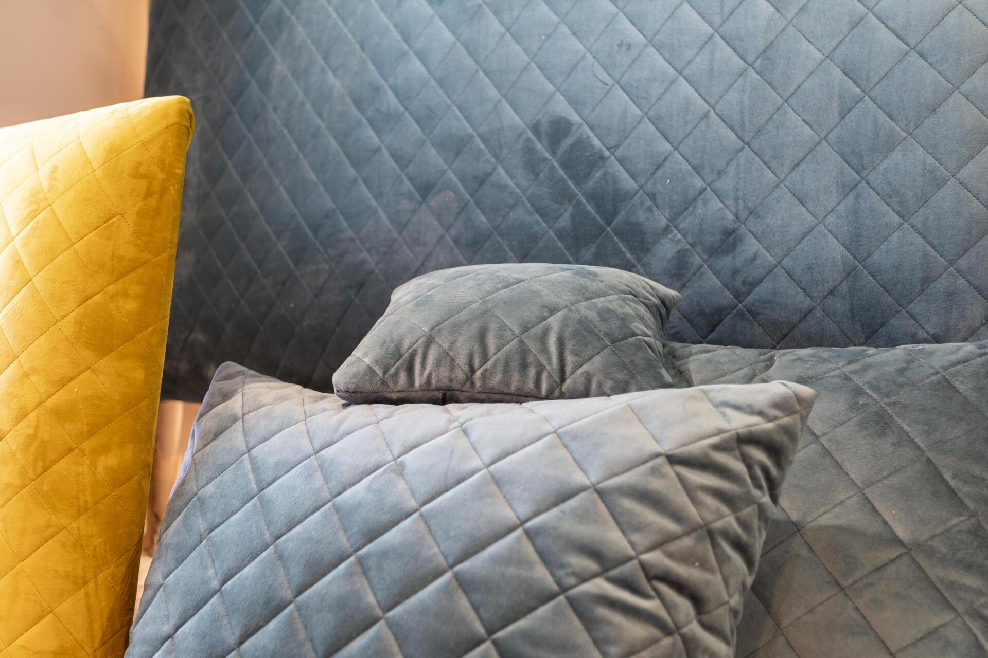 Tête de lit en losange gris avec oreillers gris