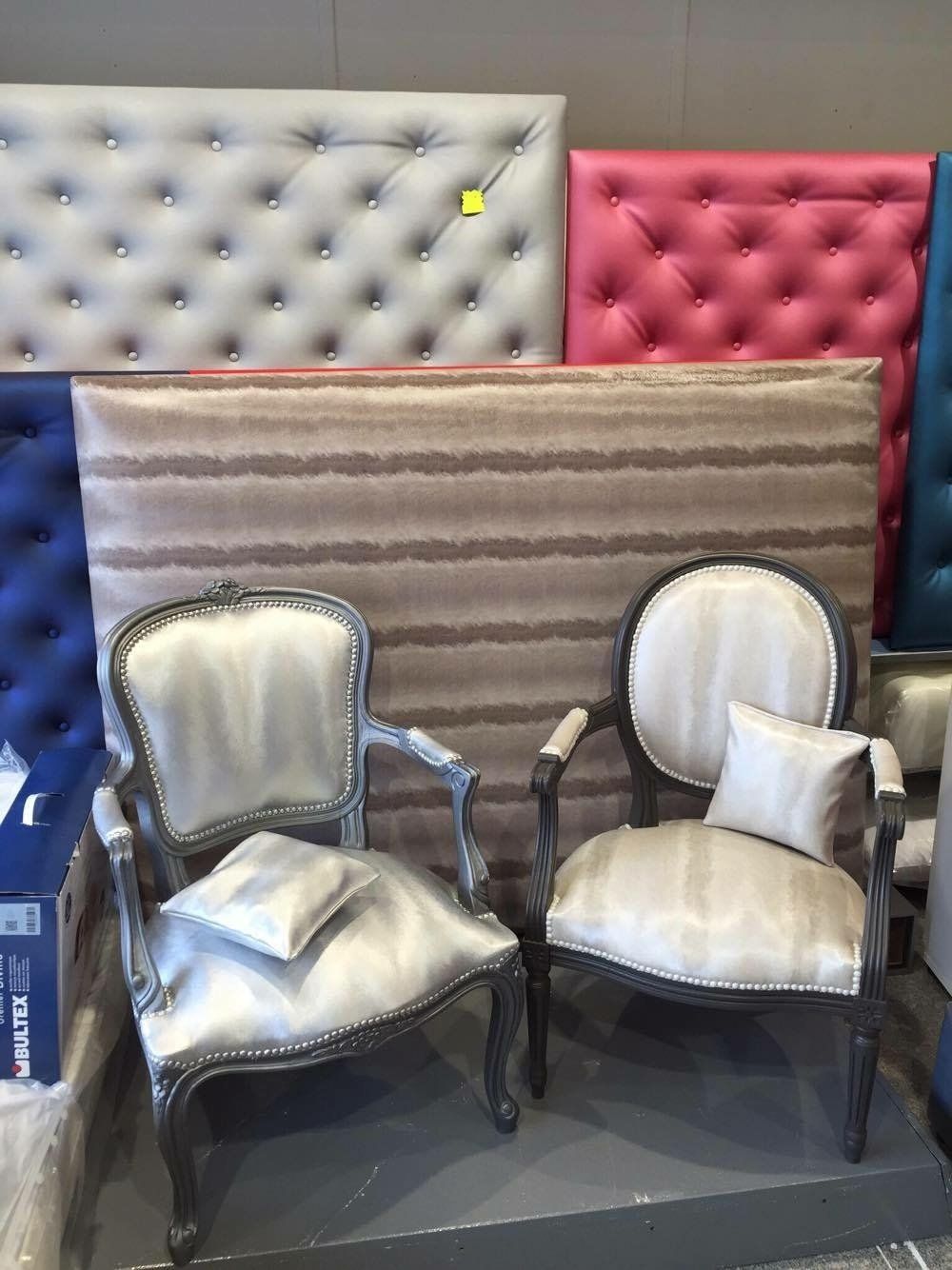 Deux chaises anciennes devant une tête de lit