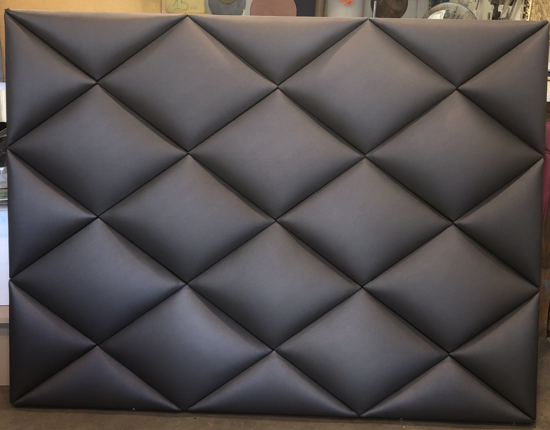 Tête de lit en losange gris