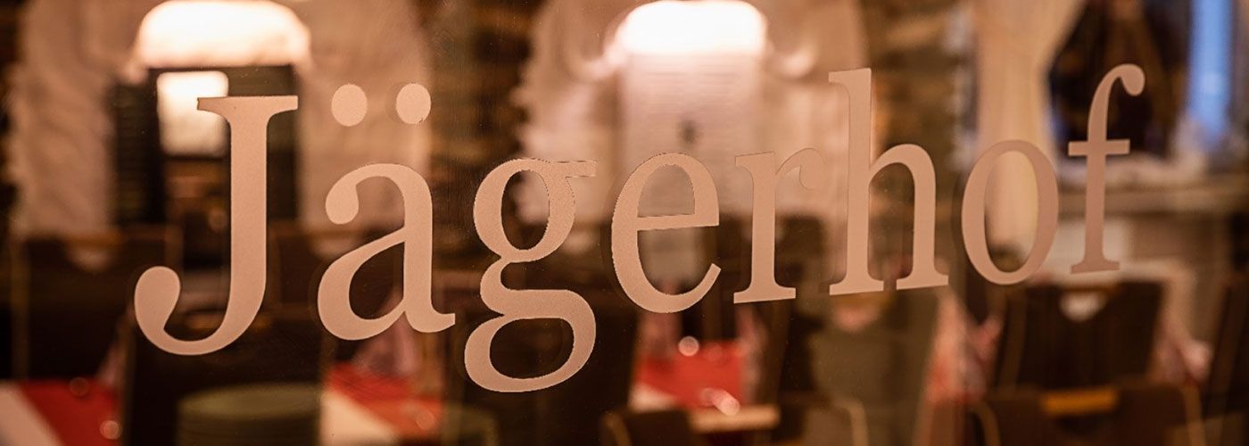 Auf einer Glasscheibe steht das Wort Jagenhof.