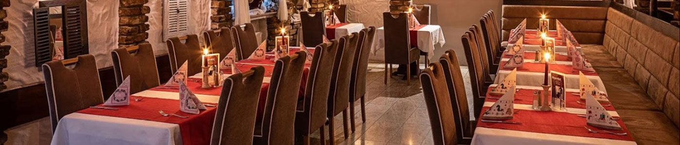 Ein langer Tisch mit Kerzen darauf in einer Kirche.