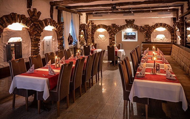 Ein Restaurant mit Tischen und Stühlen, die für eine Party aufgestellt sind.
