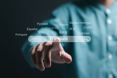 Main touchant une interface de recherche de traduction multilingue transparente avec des noms de langues flottants