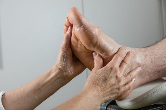 Mitarbeiterin von Heidi Fankhauser behandelt Füsse von Kundin