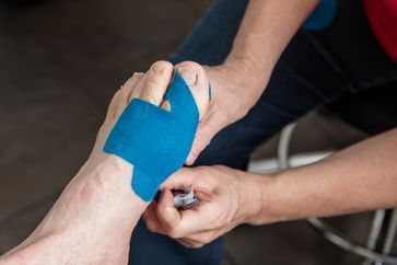 Mitarbeiterin von Heidi Fankhauser behandelt Füsse von Kundin