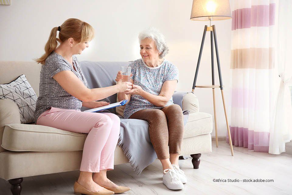 Mitarbeiterin der Häuslichen Kranken- und Altenpflege Schwester Ursula Böhm Inhaber: Peggy Böhm / Yvette Püschel Gbr und eine ältere Dame sitzen auf der Couch und sie trinken zusammen eine Tasse Kaffee