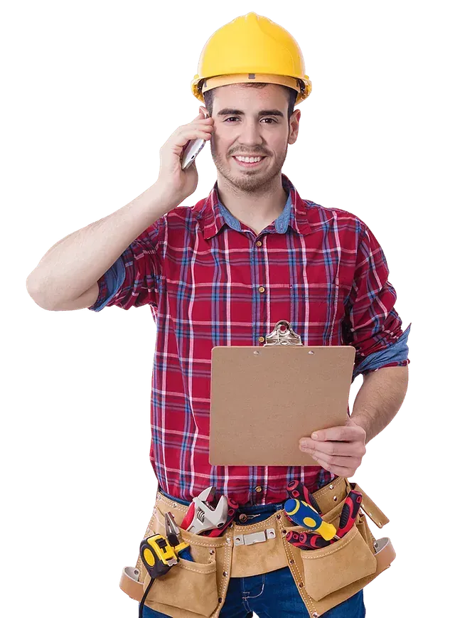 Un hombre que lleva un casco habla por un teléfono celular mientras sostiene un portapapeles.