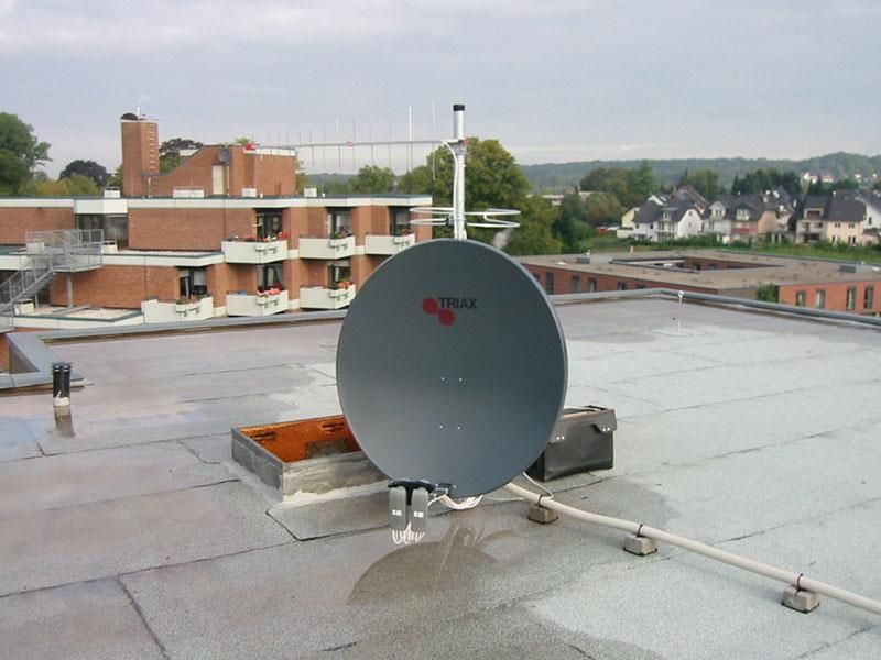 Eine Satellitenschüssel auf dem Dach eines Gebäudes