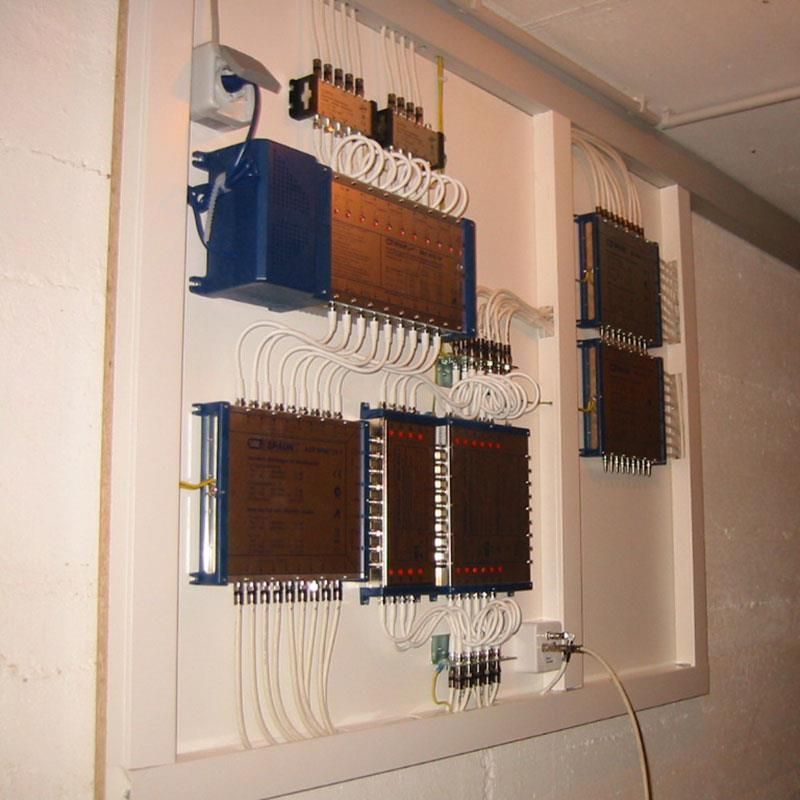 Eine Wand mit einem Haufen Schaltkästen darauf