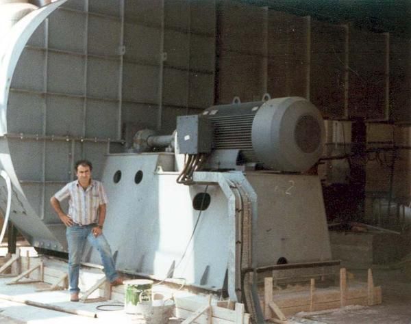 Ein Mann steht vor einer großen Maschine