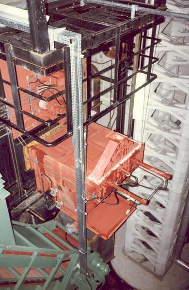 Eine Luftaufnahme einer Maschine in einem Gebäude