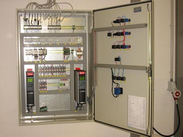 Ein großer Schaltkasten, aus dem viele Kabel herauskommen