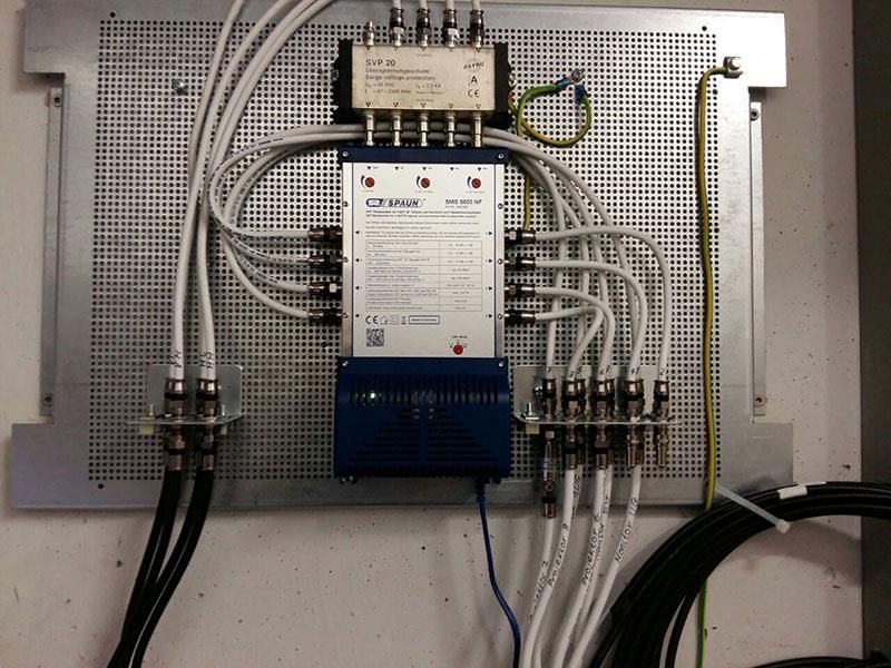 Eine blau-weiße Box mit herauskommenden Kabeln