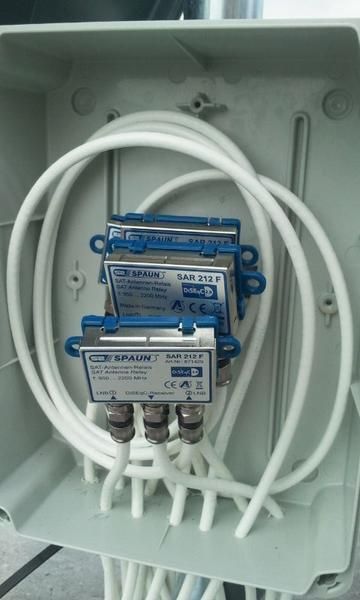 Eine Kiste, aus der ein Haufen Drähte herauskommen