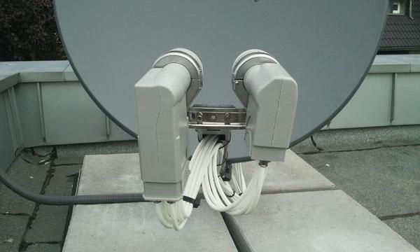 Eine Satellitenschüssel mit zwei daran befestigten Antennen