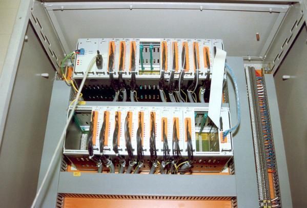 Eine Nahaufnahme eines Sicherungskastens, aus dem viele Kabel herauskommen.