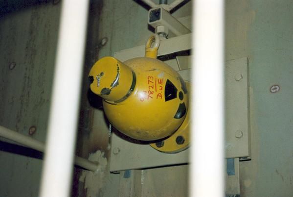 Ein gelber Gegenstand mit einem grünen Aufkleber mit der Aufschrift „Gesamtbetrag fällig“