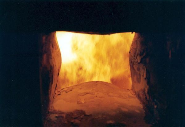 Aus einem Loch im Boden kommt ein Feuer.