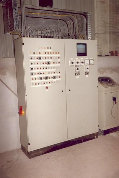 Eine große weiße Box mit einem Monitor darauf