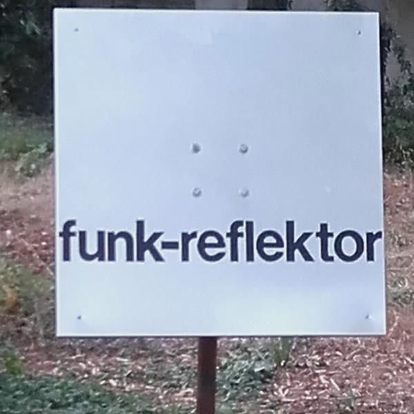 Ein weißes Schild mit der Aufschrift Funk-Reflektor