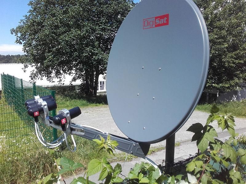 Eine Satellitenschüssel mit einem roten Aufkleber mit der Aufschrift „Big Bat“