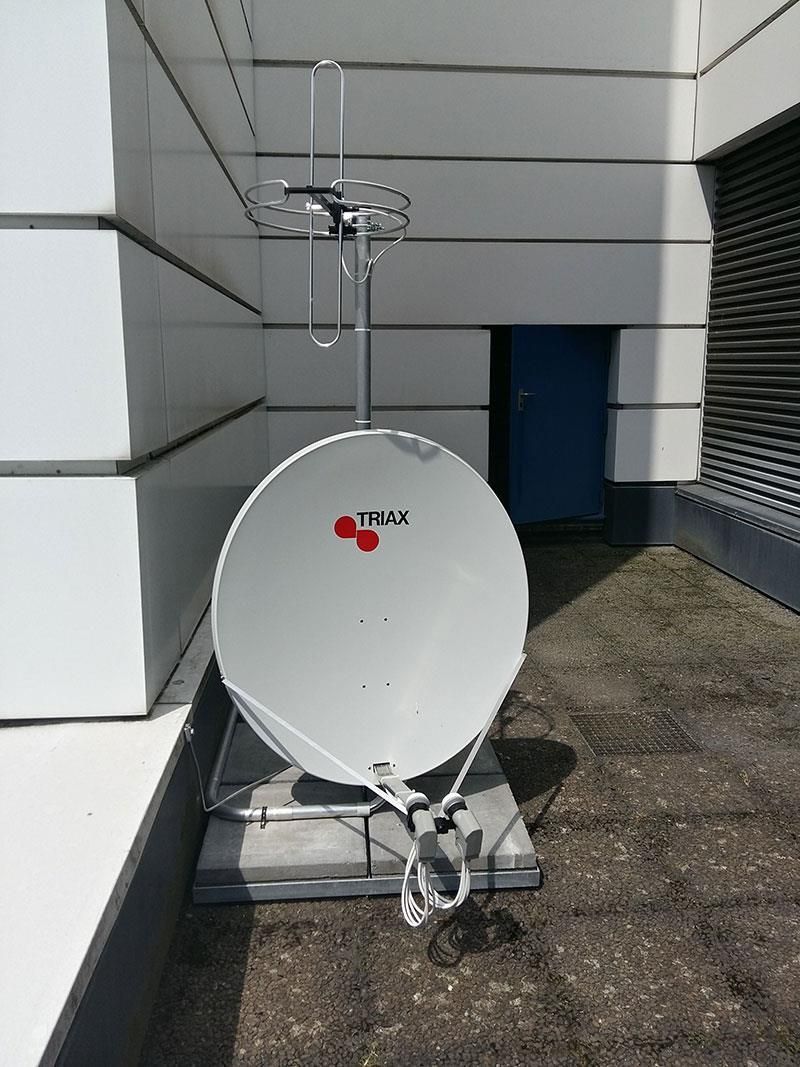 Eine Satellitenschüssel mit dem Wort TNT darauf