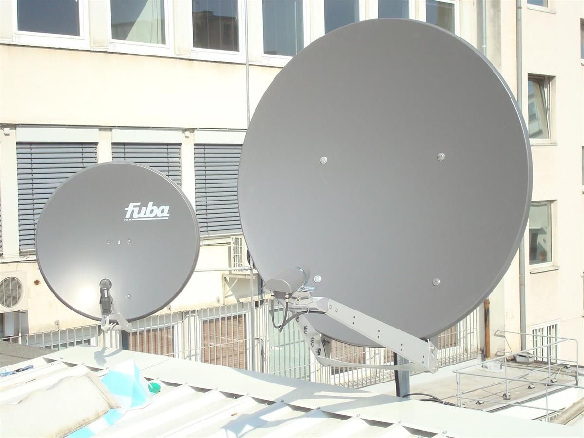 Zwei Satellitenschüsseln auf einem Gebäude, auf einer steht Fuchs
