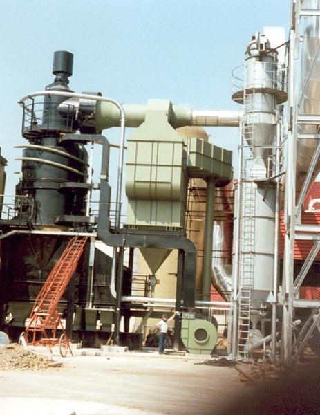 Ein Mann steht vor einer Fabrik, auf der der Buchstabe C steht